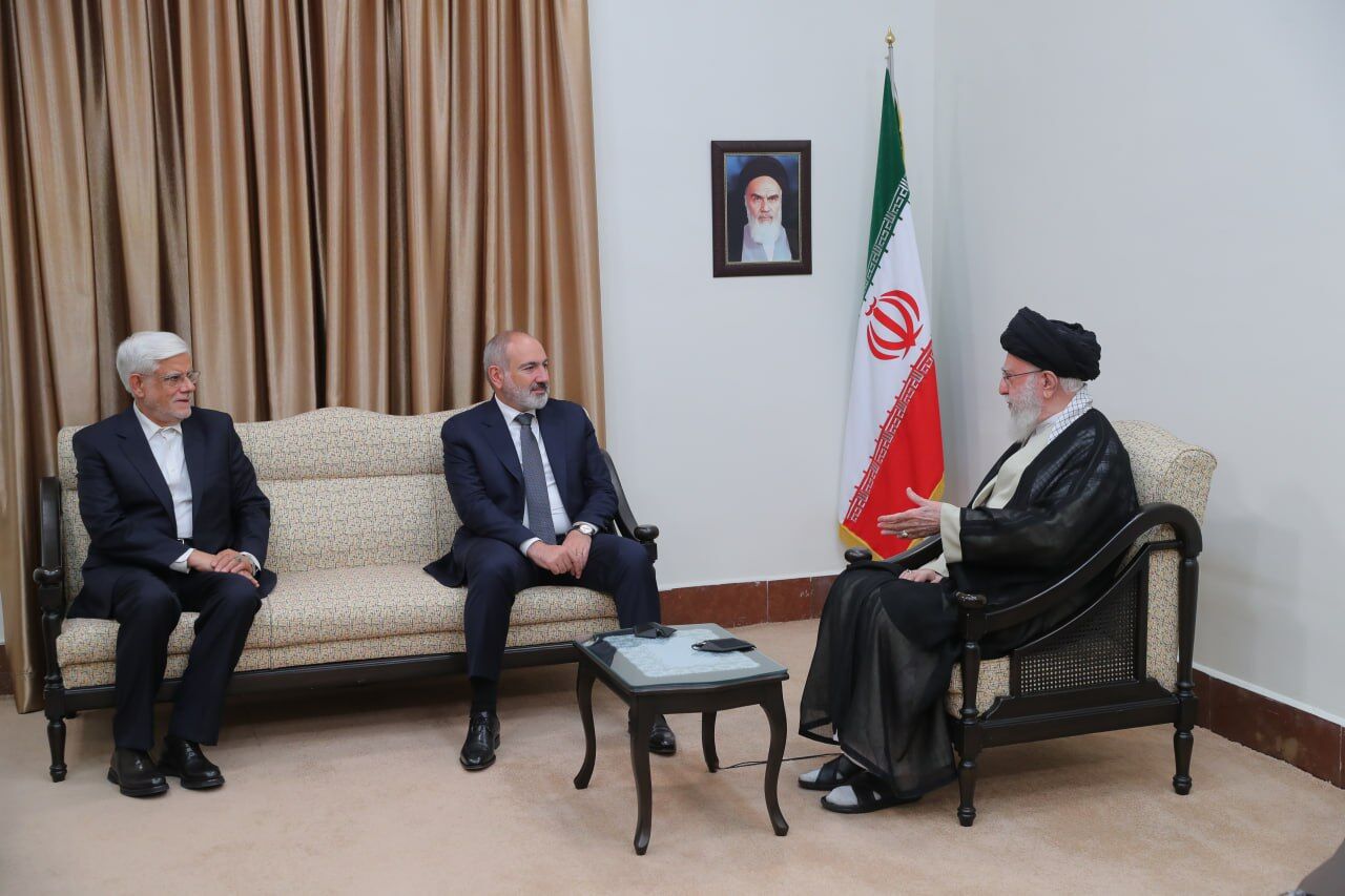 Supreme Leader receives foreign delegations