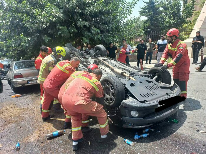 زیر گرفتن ۱۱ خودرو توسط کامیونت در سعادت آباد تهران