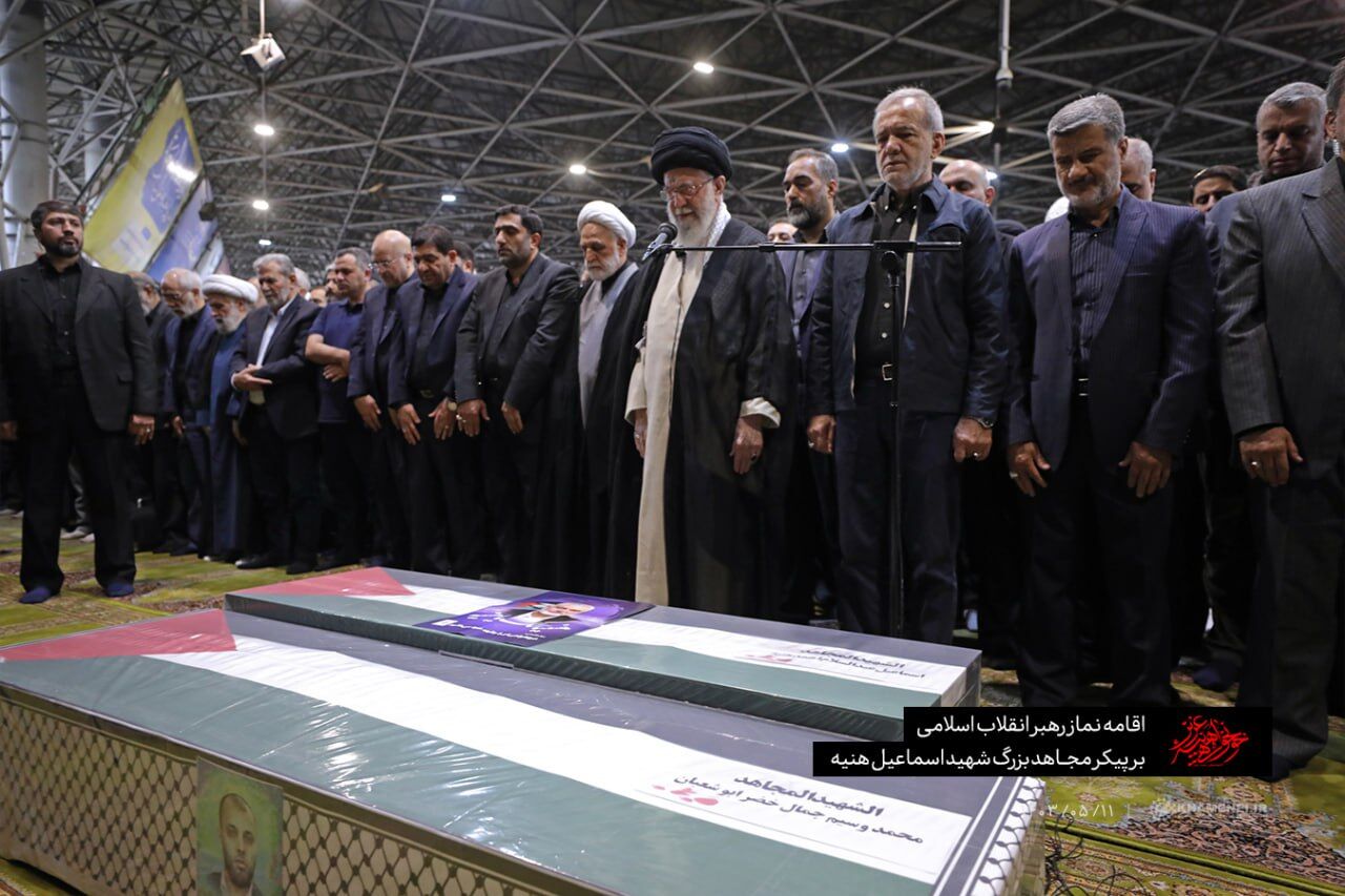 Dernier adieu au martyr Ismaïl Haniyeh à Téhéran : le Leader de la Révolution prie sur son corps