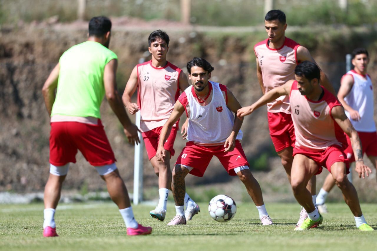 پرسپولیس با ۲۱ بازیکن به اراک می‌رود