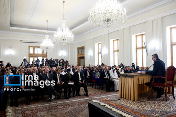 Le ministre iranien des affaires étrangères par intérim rencontre des émissaires étrangers