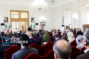 Le ministre iranien des affaires étrangères par intérim rencontre des émissaires étrangers