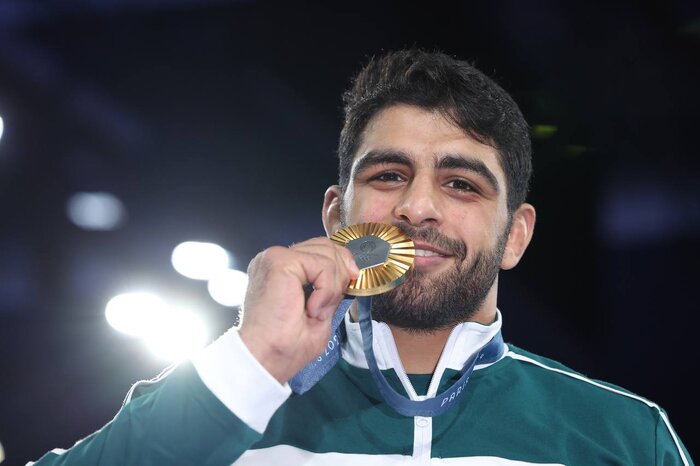 پرچمداری کشتی در پاریس؛ گوش شکسته‌ها آبروداری کردند