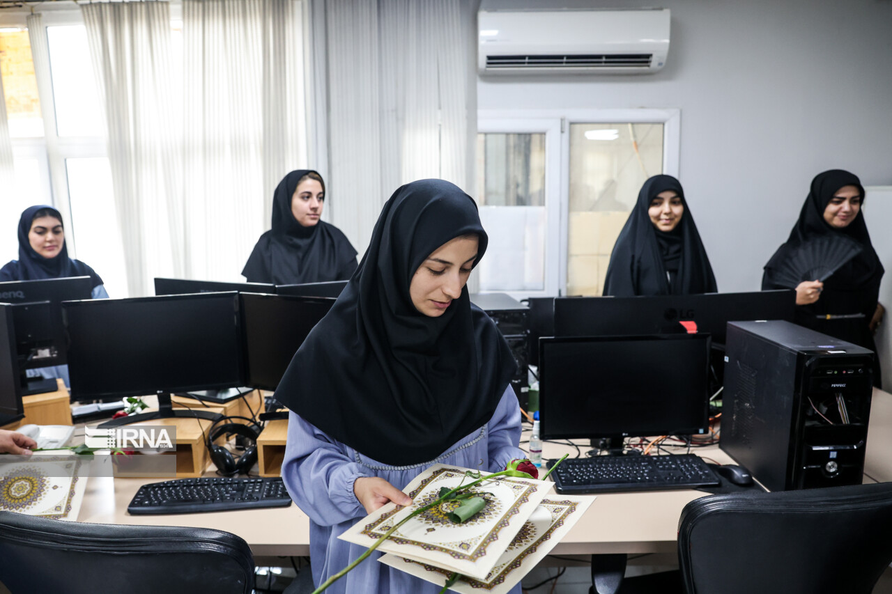 تبریک روز خبرنگار با حضور مدیرعامل و مدیران سازمان در  گروه ایرنا فیلم 