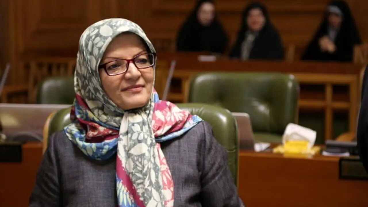 فعال سیاسی: با خود تحریمی کشور را از خدمات نخبگان و دلسوزان نظام محروم نکنیم