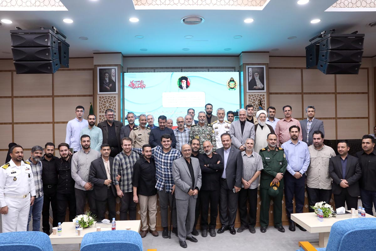 اهدای نشان فداکاری به خانواده شهید امیر سرتیپ عباس واعظی