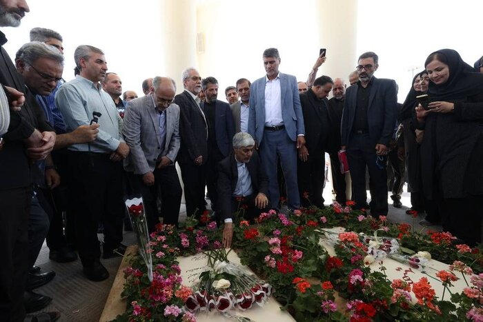 تبریک کارکنان و روسای فدراسیون ها به وزیر ورزش پس از کسب ١٢ مدال