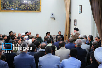 Encuentro de los miembros de la dirección del Congreso Nacional de los Mártires de Kohguiluye y Boyer Ahmad con el Líder de la Revolución