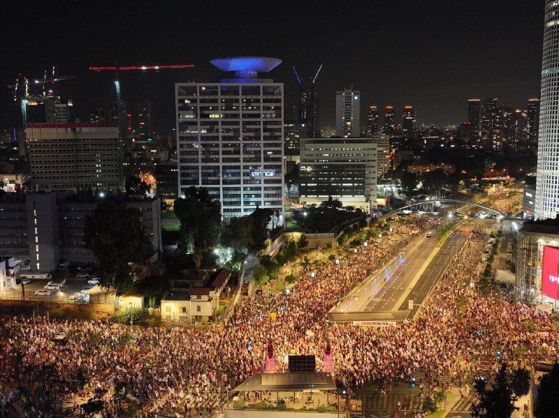 Israelis swarm streets in anti-regime protests