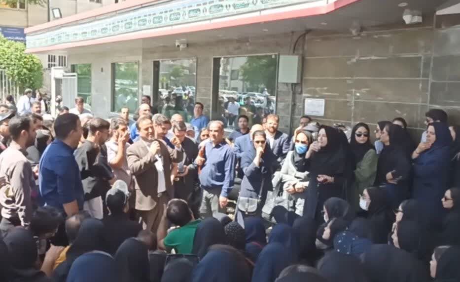 جمعی از پرستاران اراکی خواستار رسیدگی مسئولان به مطالباتشان شدند