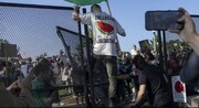 Demonstranten gegen den Gaza-Krieg niederreißen den Zaun um das United Center bei der Democratic National Convention