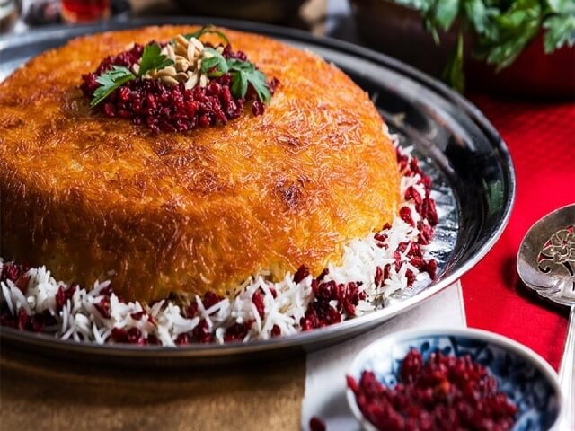 طرز تهیه ته چین آلو اسفناج با مرغ و گوشت در فر و قابلمه