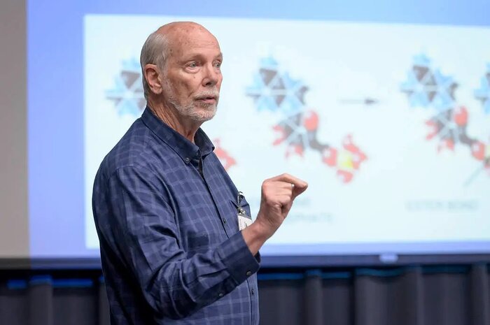 «سرآغاز حیات» در کتابفروشیها