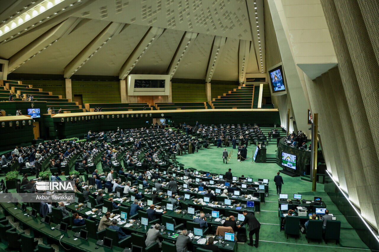 Le parlement iranien approuve tous les membres du cabinet du président Pezeshkian