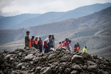 تداوم جستجوهای امدادگران برای نجات کوهنورد مفقودی در قله دماوند +فیلم