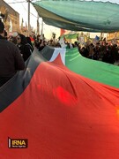 Un drapeau palestinien de 50 mètres brandi lors de la marche d'Arbaeen