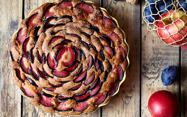 کیک آلو رو به روش قنادهای فرانسوی؛ با پف زیاد و بافت نرم