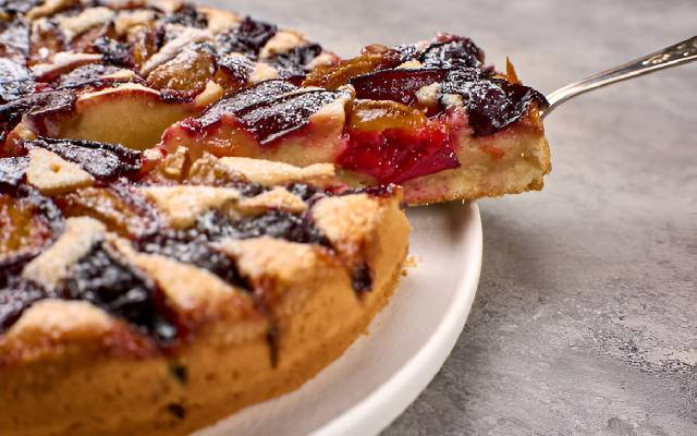 کیک آلو رو به روش قنادهای فرانسوی؛ با پف زیاد و بافت نرم