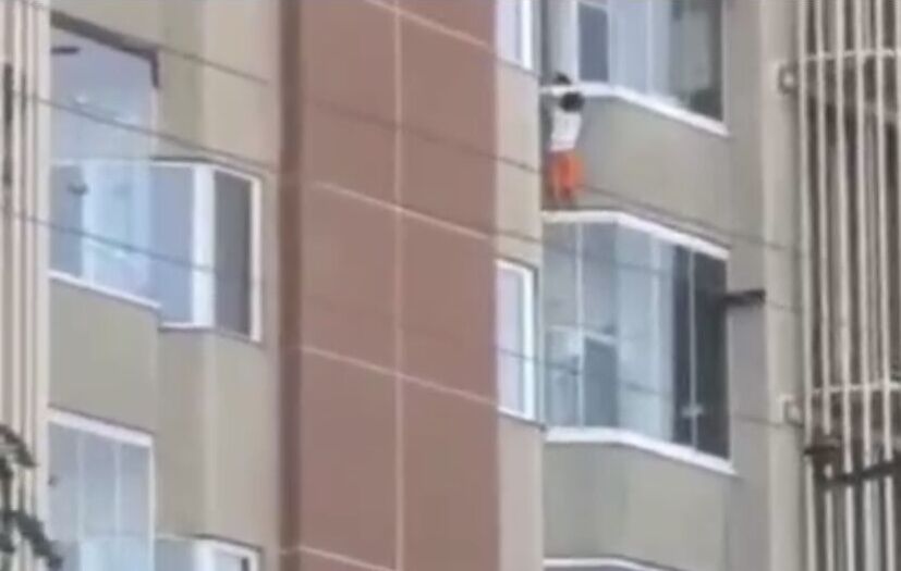 کودک تبریزی از حادثه سقوط از مجتمع مسکونی جان سالم به در برد کودک تبریزی از حادثه سقوط از مجتمع مسکونی جان سالم به در برد