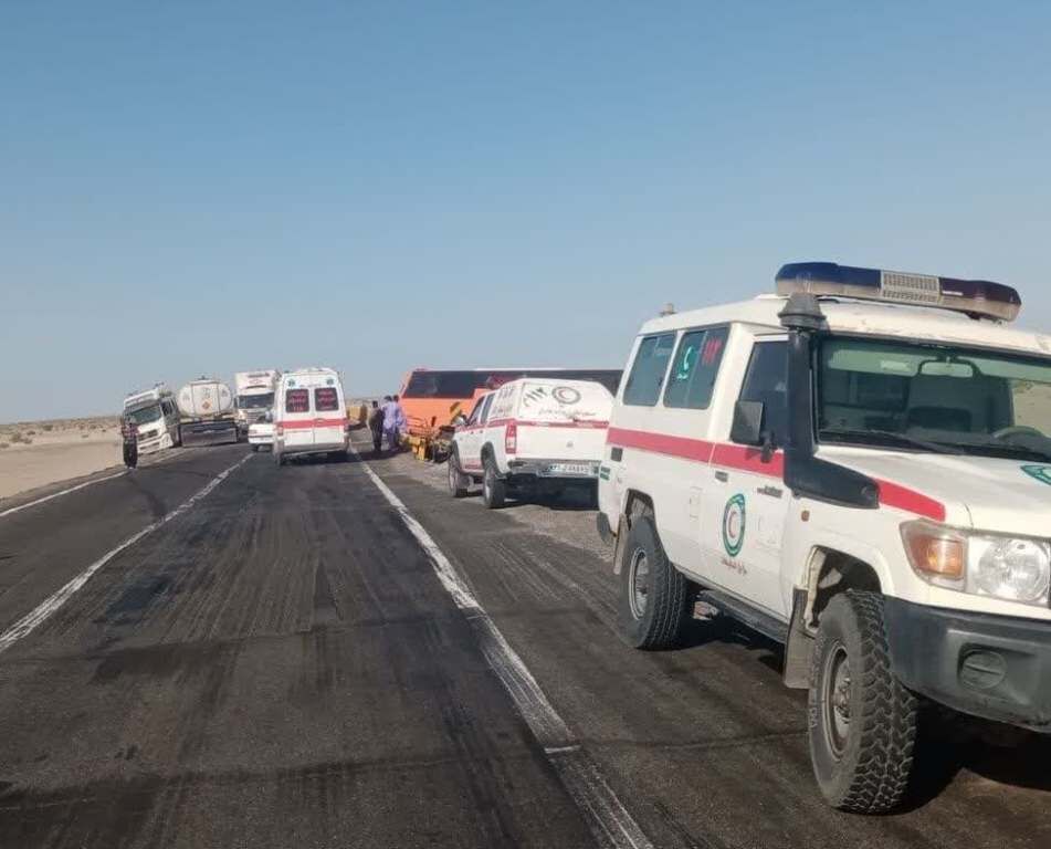 برخورد اتوبوس اتباع پاکستانی با تریلی در فهرج ۲ مصدوم برجا گذاشت