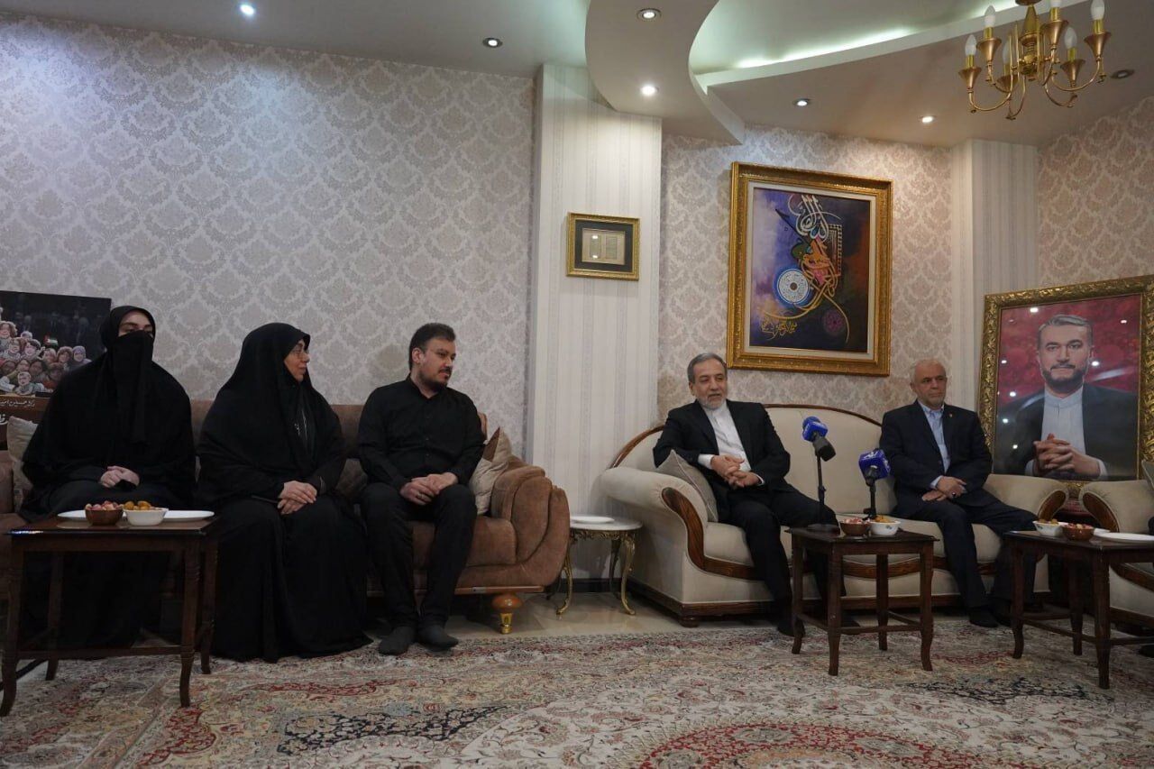 Iran’s new FM meets with family of his martyred predecessor