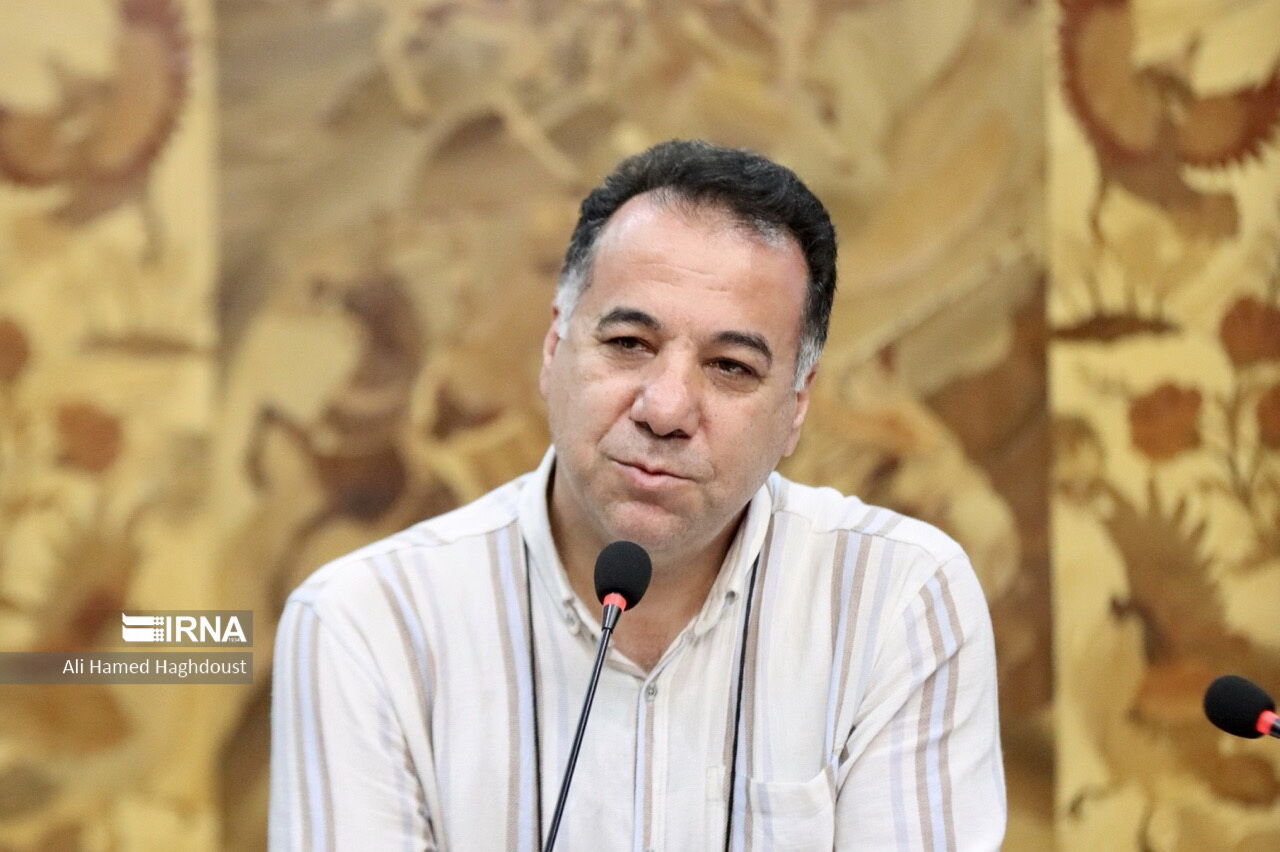 جایگاه سرود در جامعه تنزل یافته است جایگاه سرود در جامعه تنزل یافته است