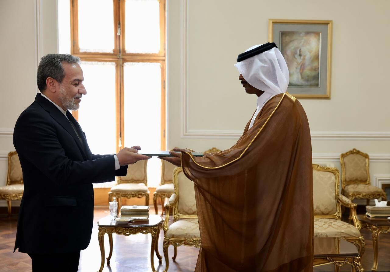 Qatar’s new ambassador to Tehran presents copy of credentials to Araghchi