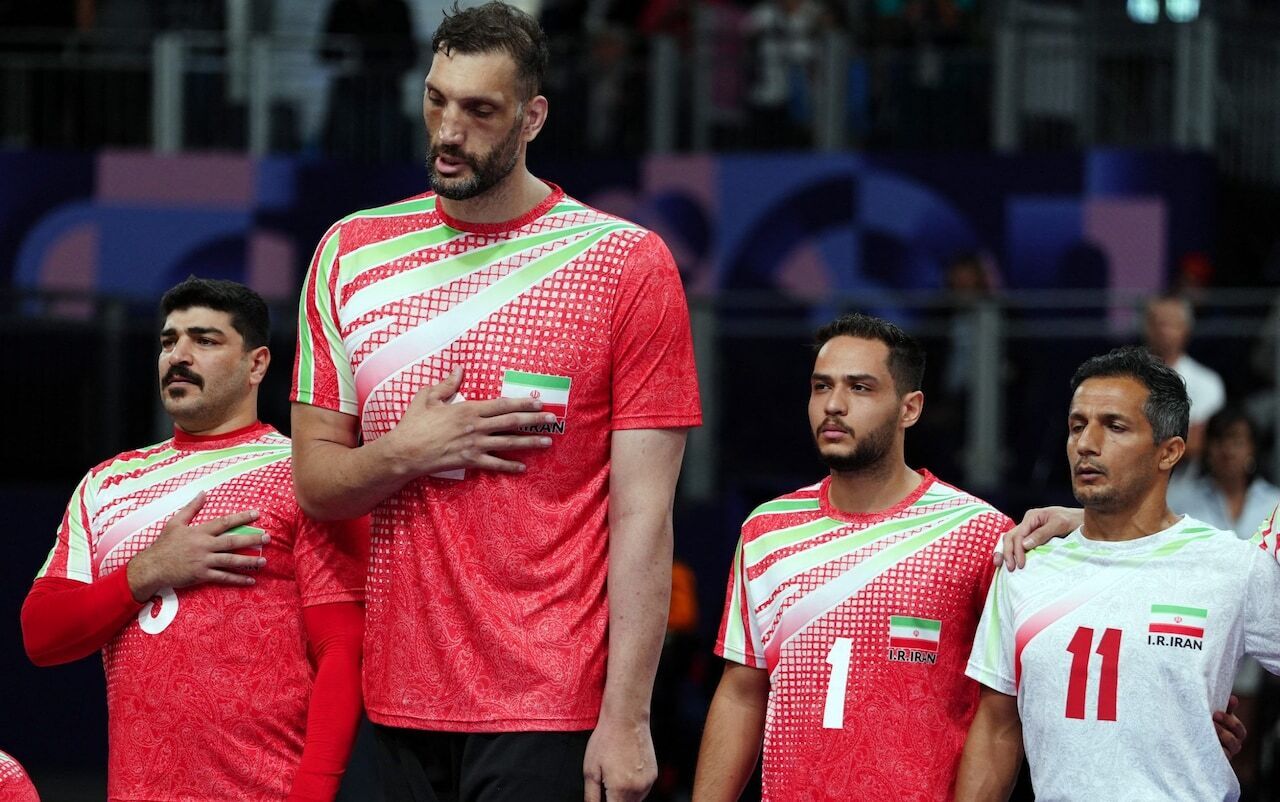 Morteza Mehrzad, le « géant » de l'équipe iranienne de volley-ball assis