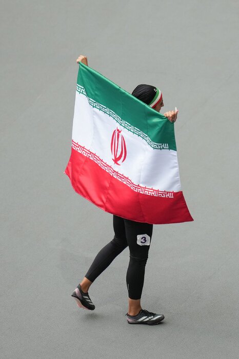 La sprinteuse iranienne Hajar Safarzadeh remporte l'argent aux paralympiques à Paris