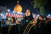 Triste anniversaire du martyre de l'Imam Reza (P) : les chandeliers de tulipe à la main au sanctuaire de Shahcharagh