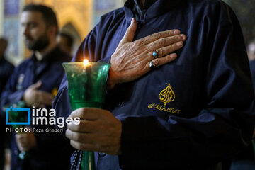 Triste anniversaire du martyre de l'Imam Reza (P) : rituel de marcher, les chandeliers de tulipe à la main au sanctuaire de Shahcharagh