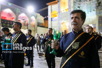 Triste anniversaire du martyre de l'Imam Reza (P) : rituel de marcher, les chandeliers de tulipe à la main au sanctuaire de Shahcharagh