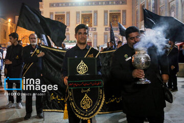 Triste anniversaire du martyre de l'Imam Reza (P) : rituel de marcher, les chandeliers de tulipe à la main au sanctuaire de Shahcharagh