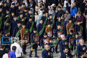 Triste anniversaire du martyre de l'Imam Reza (P) : rituel de marcher, les chandeliers de tulipe à la main au sanctuaire de Shahcharagh