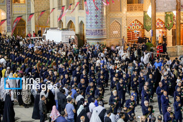 Triste anniversaire du martyre de l'Imam Reza (P) : rituel de marcher, les chandeliers de tulipe à la main au sanctuaire de Shahcharagh