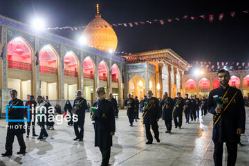 Triste anniversaire du martyre de l'Imam Reza (P) : rituel de marcher, les chandeliers de tulipe à la main au sanctuaire de Shahcharagh