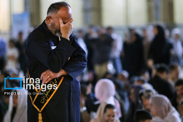 Triste anniversaire du martyre de l'Imam Reza (P) : rituel de marcher, les chandeliers de tulipe à la main au sanctuaire de Shahcharagh