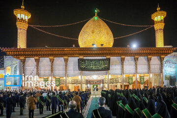 Triste anniversaire du martyre de l'Imam Reza (P) : rituel de marcher, les chandeliers de tulipe à la main au sanctuaire de Shahcharagh