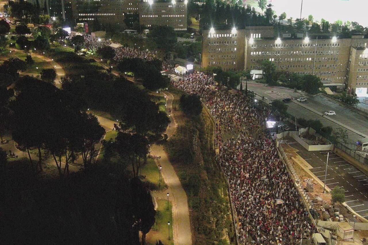 Miles de israelíes exigen el inmediato intercambio de prisioneros con HAMAS en Tel Aviv