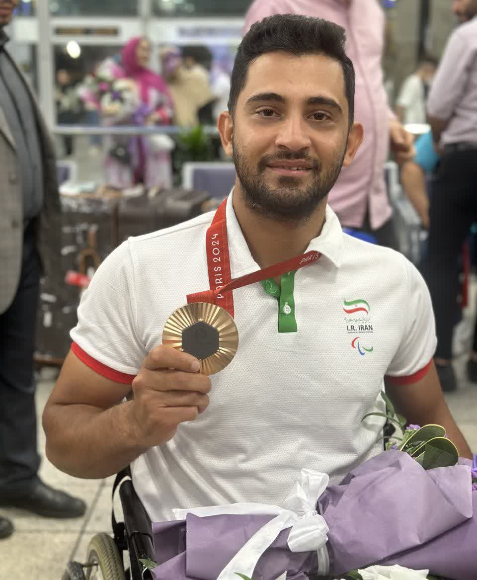 قهرمان پاراکماندار کشورمان مورد استقبال مسئولان ورامین قرار گرفت + فیلم