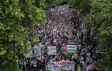 Des dizaines de milliers de personnes marchent pour la Palestine en direction de l'ambassade d'Israël à Londres