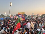 پی ٹی آئی کے ہزاروں طرفداروں کا مظاہرہ، عمران خان کی رہائی کا مطالبہ