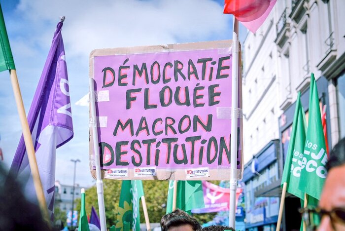 France : 300 000 manifestants « contre le coup d’état institutionnel de Macron »