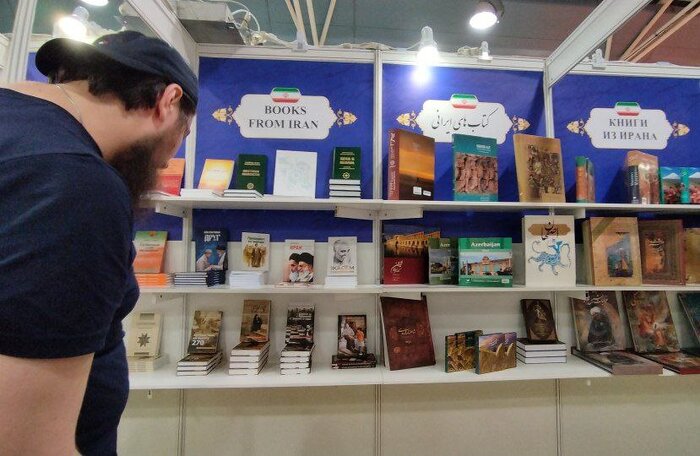 رهبران مقاومت در کانون توجه بازدیدکنندگان از غرفه ایران در نمایشگاه کتاب مسکو
