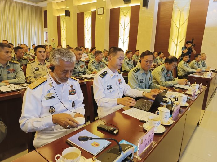 Top Iran army official meets Intl’ Committee of the Red Cross official in China