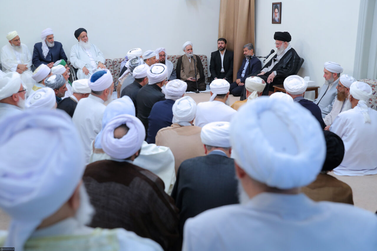 قائد الثورة الإسلامیة یستقبل جمعا من علماء أهل السنة قائد الثورة الإسلامیة یستقبل جمعا من علماء أهل السنة