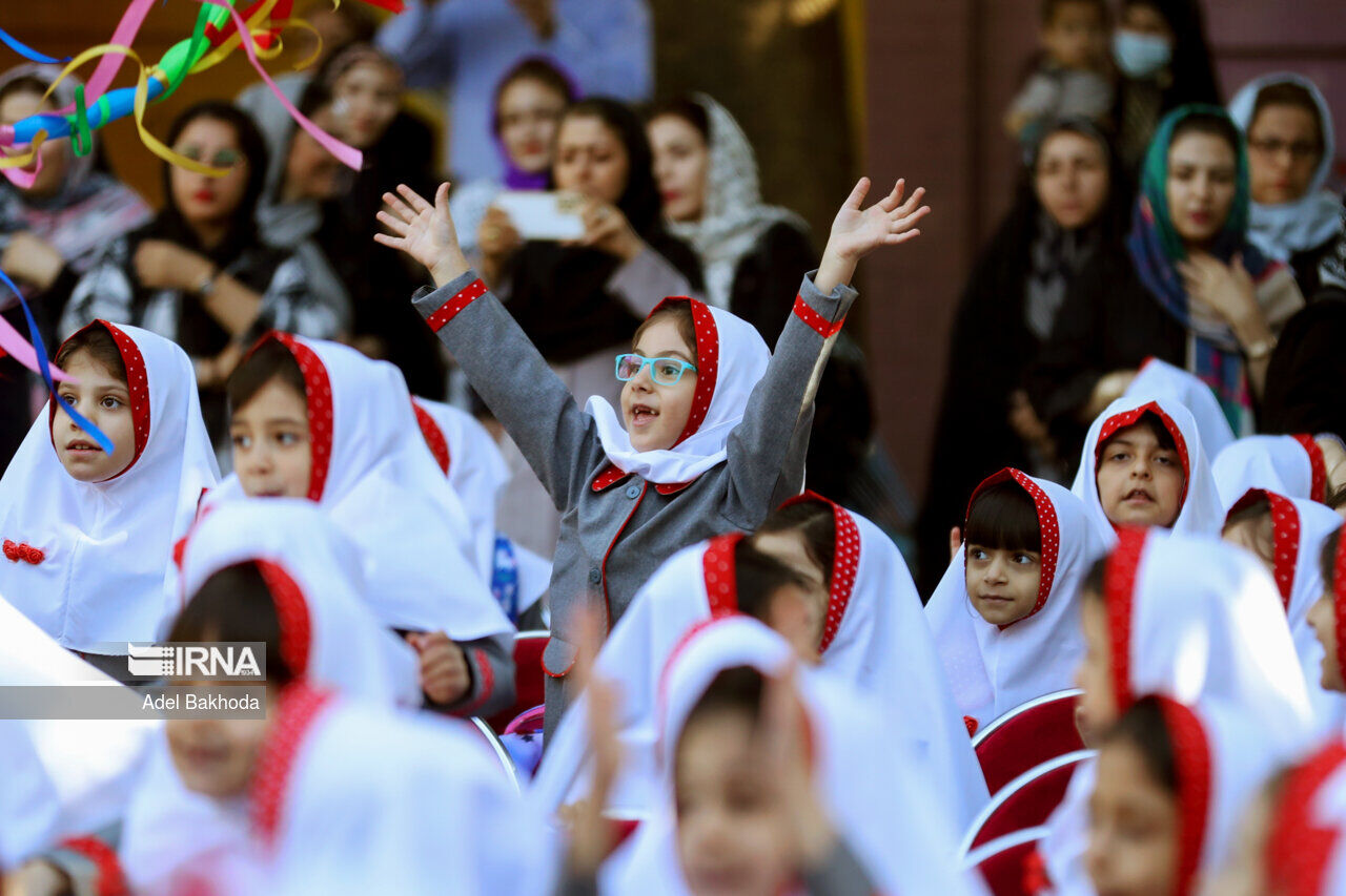 زنگ مدرسه برای یک میلیون و ۴۰۰ هزار دانش‌آموز کلاس اولی‌ نواخته شد