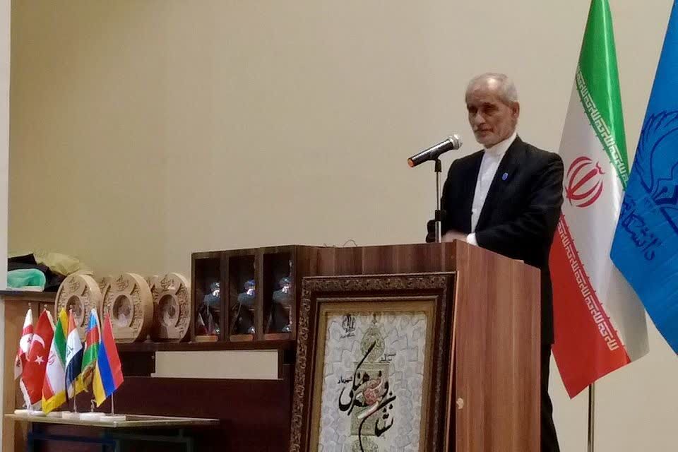 عشق در شعر شهریار موج میزند عشق در شعر شهریار موج میزند