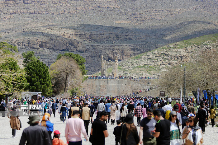 دستور توقف سنگ شکن شهرداری مرودشت در کوه رحمت تخت جمشید صادر شد