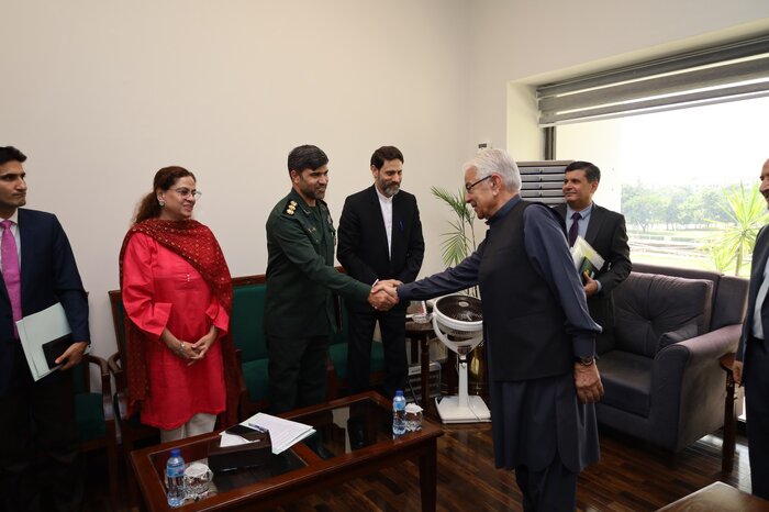 وزیر دفاع پاکستان بر اهمیت همکاری با ایران در مقابله با پدیده تروریسم تاکید کرد